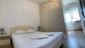 敖德萨Appartments near 7 km 5001155的卧室配有白色的床和两个枕头