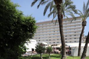 贝尼多姆贝尼多姆赫利奥斯酒店的前面有棕榈树的酒店