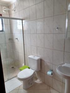 乌巴图巴Pousada Alentejano II的浴室配有卫生间、淋浴和盥洗盆。