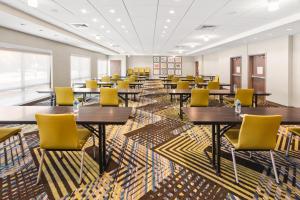Suisun CityHoliday Inn Express & Suites - Suisun City, an IHG Hotel的一间会议室,配有桌子和黄色椅子