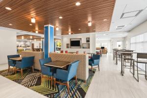 Holiday Inn Express & Suites - Suisun City, an IHG Hotel餐厅或其他用餐的地方