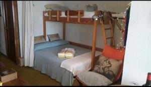 里亚萨Ecológico en plena naturaleza的一间卧室配有两张双层床和椅子