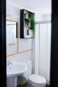 厄尔梅达诺Hotel Ventus的浴室配有白色卫生间和盥洗盆。