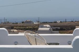 卡特瑞杜斯Kyklos Villas - luxury villas with private pool的屋顶上带椅子的白色栏杆