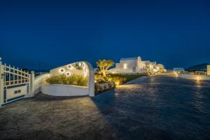 卡特瑞杜斯Kyklos Villas - luxury villas with private pool的享有带白色围栏的别墅的夜景