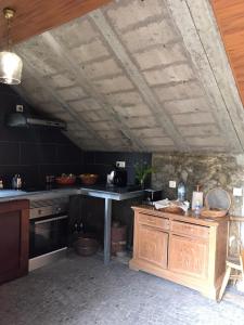 圣维森特A Casa Estrelícia-Dourada Garcês的厨房设有黑色的墙壁和木制天花板。
