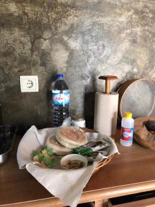 圣维森特A Casa Estrelícia-Dourada Garcês的一张桌子,上面放着一盘食物和一瓶水