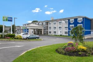 普里茅斯Holiday Inn Express - Plymouth, an IHG Hotel的享有酒店及停车场的景色