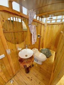 瓜塔维塔Andes Glamping的木制浴室设有水槽和卫生间
