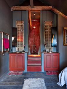 布鲁日Maison Fred Luxury Suites的一间带两个水槽和红色门的浴室