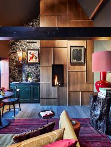 布鲁日Maison Fred Luxury Suites的客厅设有壁炉和沙发。