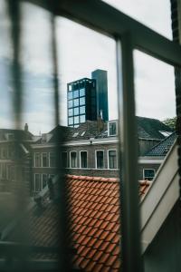 吕伐登In de Brouwerij的从窗户可欣赏到建筑的景色