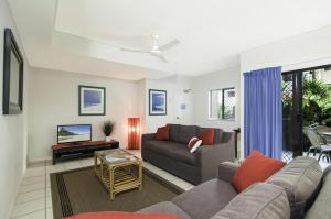 道格拉斯港海湾别墅度假酒店的带沙发和电视的客厅