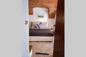 伊夫雷亚LaPalma2.0的一间卧室设有一张床和砖墙
