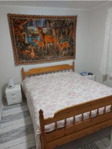 NivalaPajala, talo aavan reunalla的一间卧室配有一张壁画床