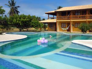 拜肖布萨达安嘎旅馆的度假村内带气球的游泳池