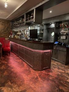 瓦尔德布勒尔Hotel Boxberg的餐厅的酒吧,带红椅