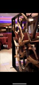 瓦尔德布勒尔Hotel Boxberg的餐厅里一堆树枝和椅子
