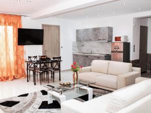 尼亚·蒙达尼亚Villa Scorpion Nea Moudania Halkidiki的客厅配有沙发和桌子