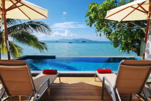 苏梅岛拉巴隆别墅酒店的度假庭院享有海景。