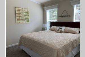 基西米Resort Cottage near parks at Great Price!的一间卧室设有一张大床和两个窗户。