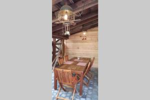 埃圭斯海姆La Maison du Rempart的一间带木桌和椅子的用餐室