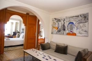 丹吉尔Vue Imprenable Le balcon de tanger的带沙发的客厅和卧室