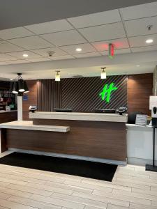 利物浦Holiday Inn & Suites Syracuse Airport - Liverpool, an IHG Hotel的商店的柜台