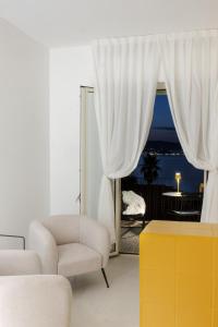 雷焦卡拉布里亚Malalbergo的带沙发、椅子和窗户的客厅