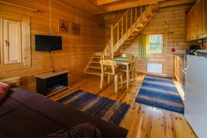 萨里耶尔维Ahvenlampi Camping的小木屋设有厨房和用餐室