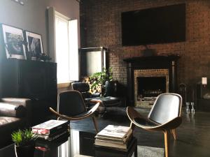 米兰LIPPI 42 Exclusive Luxury Apartment的客厅配有两把椅子和壁炉