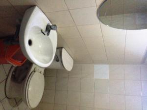 杜马格特RM宾馆的一间带卫生间和水槽的浴室