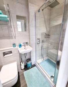 Bournemouth Luxury Apartment的一间浴室