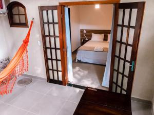 阿布拉奥马塔纳提瓦旅馆的一间卧室配有一张床,一扇门通往房间