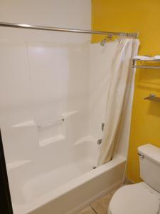 斯托克顿Travelodge by Wyndham Stockton的浴室配有白色浴缸和卫生间。