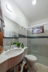 帕拉蒂Pousada Casario的一间带水槽、卫生间和淋浴的浴室