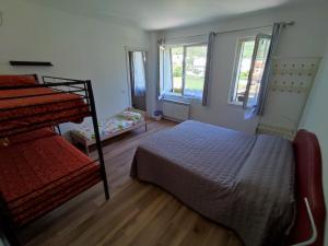 SuelloCornizzolo bed breakfast的一间卧室配有一张床和一张双层床。