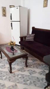 艾因苏赫纳Seaview Chalet - Ain Sokhna的带沙发和咖啡桌的客厅