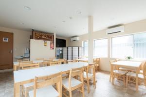 TaruiHotel Sunmarine的用餐室设有桌椅和窗户。