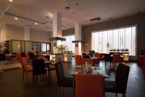 阿罗士打星城大酒店的用餐室设有桌椅和窗户。