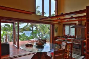 拉罗汤加Kaireva Beach House的一个带桌子并享有海景的厨房