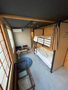 札幌Arura Sapporo的客房享有高空的景致,配有2张双层床。