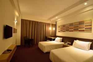 阿罗士打星城大酒店的酒店客房配有两张床和一张书桌