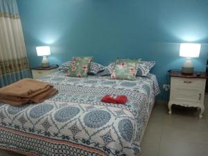 特鲁希略斯多诺拉斯昆特纳斯旅舍的一间卧室配有一张带两盏灯的床。