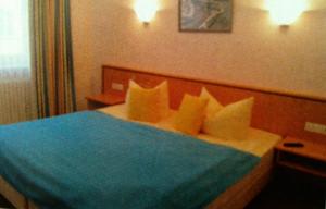 宾茨奥茨巴德宾兹 - 度恩11号89号公寓的一间卧室配有蓝色的床和枕头