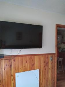 普孔Departamento camino al volcán的挂在墙上的平面电视