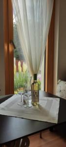 Schwadorf23-hotel的一张桌子,上面放着两杯酒和一瓶葡萄酒