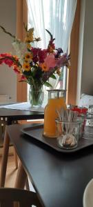 Schwadorf23-hotel的一张桌子上放着花瓶