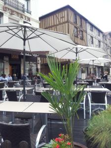 香槟沙隆波特戴塔尹酒店的一个带桌椅和遮阳伞的庭院。