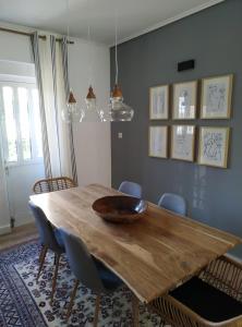 雅典Σύγχρονο Vintage στο Μαρούσι的一间带木桌和椅子的用餐室